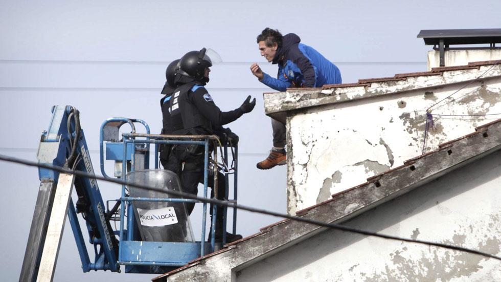 rtve's tweet image. Un bombero sancionado por negarse a un desahucio se encadena en otro desalojo en A Coruña rtve.es/n/1056180/