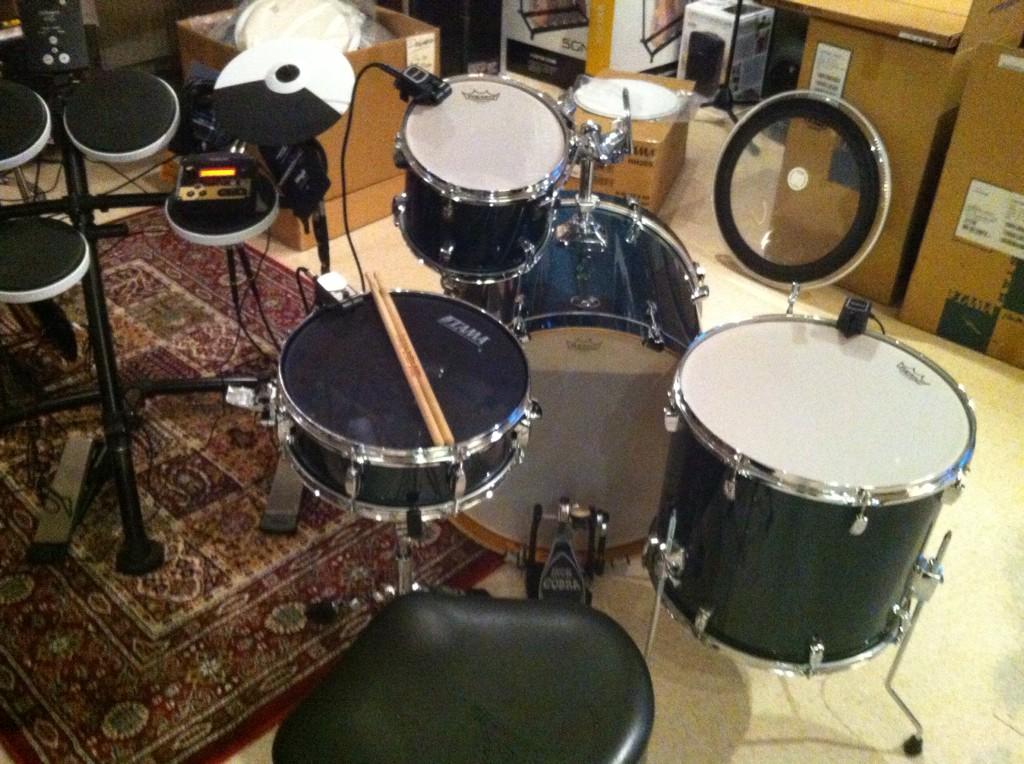 Yeah, het werkt! Met dank aan Christophe van @RolandCE en <a href="/TAMAofficial/">TAMAofficial</a> <a href="/remopercussion/">Remo Inc.</a> Kom langs en test deze set!!!