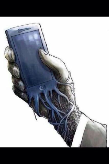 aoz0755's tweet photo. واقع بعض الناس مع اﻷجهزة الذكية ، وصل لدرجة اﻹدمان . http://t.co/di6KO4GkYf
