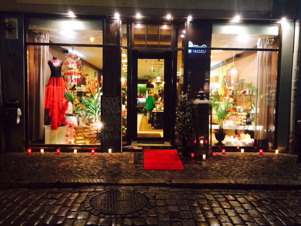 Christmas_PopUp's tweet photo. Mājīgi gaidām Tevi viesos katru dienu no plkst. 11:00-21:00! Ziemassvētku spīguļi jau iekārtojušies plauktos :) http://t.co/Td1lRoY8yq