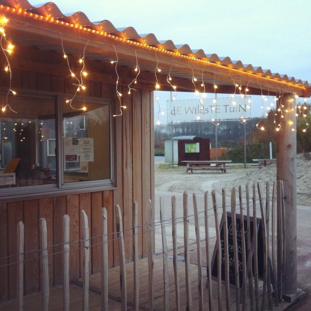 NetlPark's tweet image. Aah :) sfeerverlichting aan ons entreegebouw/ kantoor. Bedankt @nicovdknokke en @rickderoos! #ItsBeginningToLookALot