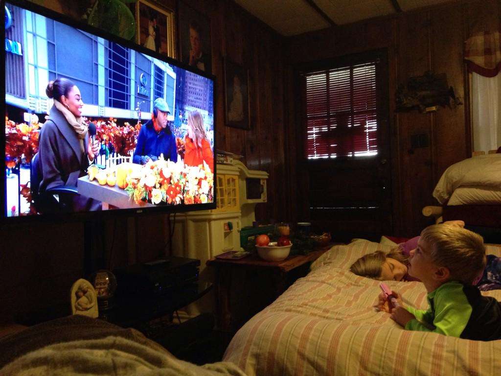 Amykat47's tweet photo. Having fun watching the parade! Waiting for Spider-Man #MacysParade #TDayCBS http://t.co/NvoZMdxh51