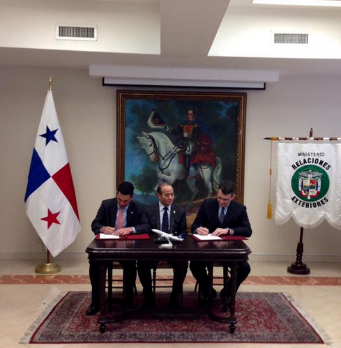 PanamaAmerica's tweet photo. .@CancilleriaPma formaliza alianza con @CopaAirlines convirtiéndose en aerolínea oficial para Cumbre de las Américas http://t.co/XGdwmEcGpO