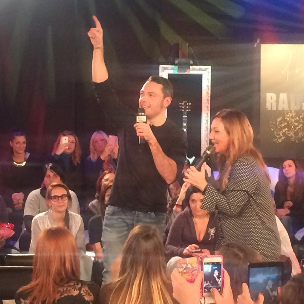 RadioItalia's tweet photo. Intervista #TznRadioItalia con @TizianoFerro e @OndeFunky appena finita. Grazie Tiziano e grazie a tutti voi! http://t.co/xkNcy7KVNX