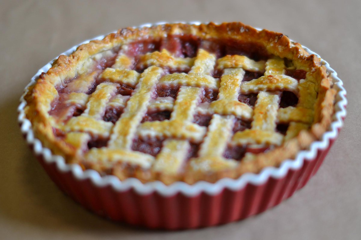 smumeadows's tweet photo. Happy Thanksgiving, everyone. #piebreak http://t.co/TCSFS4XsWe