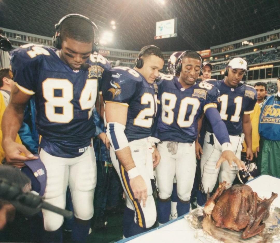 Robert26Smith's tweet photo. Happy Thanksgiving! @Vikings memories of stomping the 'boys in 2000. CC, Moss, Pepp and me got co-players of the game http://t.co/jcxHXwsrh6
