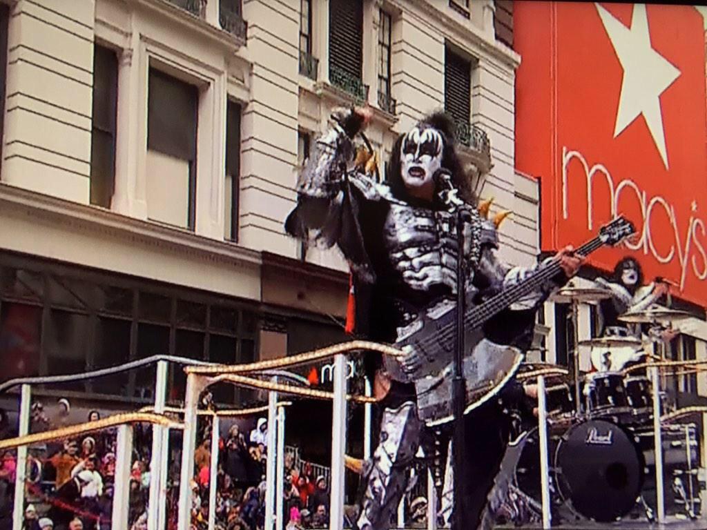 VIPmusicbiz's tweet photo. @KISSOnline @genesimmons Rocks NY and the @Macys parade! Happy Thanksgiving!! http://t.co/RWUDy1M7eQ
