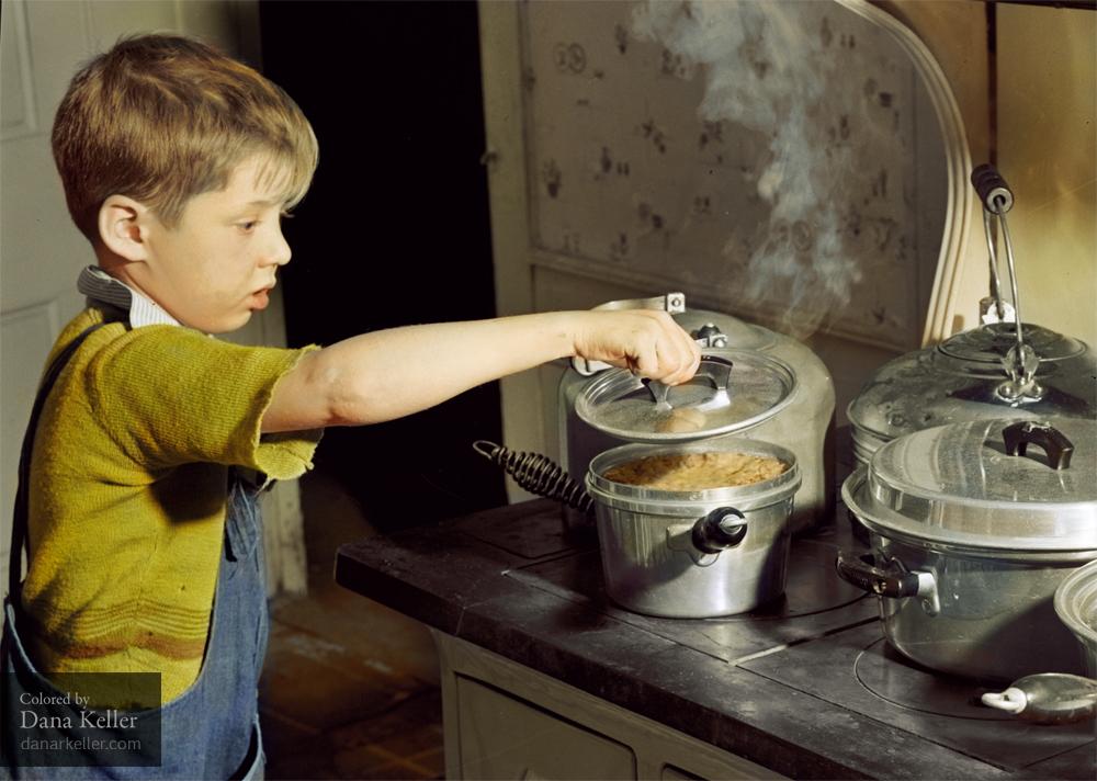 _HistoryInColor's tweet image. Seeing if the pudd&apos;n is ready, 1940. Happy Thanksgiving from History in Color! #colorized facebook.com/HistoryInColor…