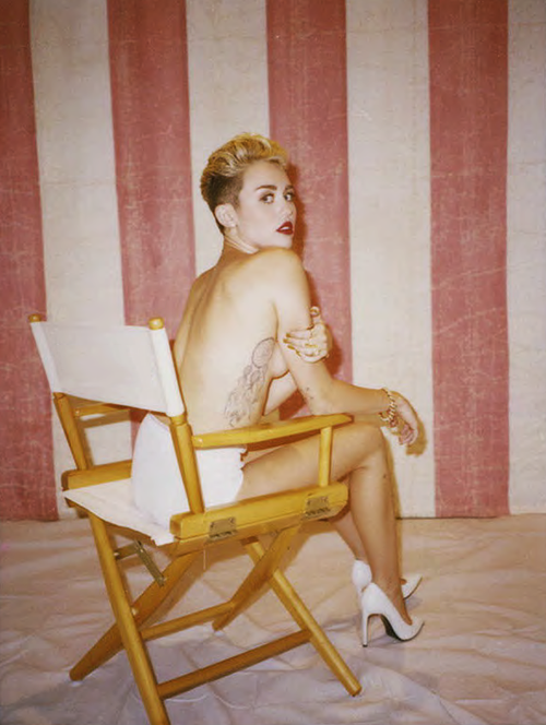 MileySourceNews's tweet photo. RT SMILERS! #MTVStars Miley Cyrus http://t.co/Nqwv1ODn85