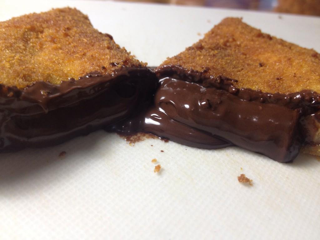 KingSandwich_'s tweet photo. @hiddenday51 SUKA COKLAT? SENSASI nyemil sandwich dengan COKLAT yg LEBAY dan berkelas rasanya! BBM 276440C0  http://t.co/PYMuJ5VRBo