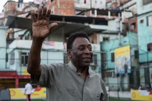 elchiringuitotv's tweet photo. ÚLTIMA HORA: Pelé es ingresado en la UCI. #ElChiringuitoDeNeox http://t.co/LcdO8HFxXa