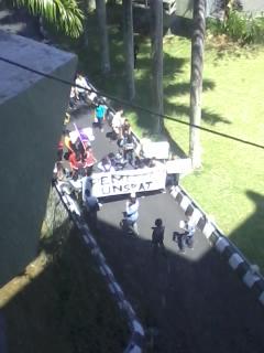 vanessaemurphy's tweet photo. Protests came to UNSRAT in Manado today over #BBMnaik Fortunately things stayed calm and peaceful http://t.co/4Lo1y8ovK5