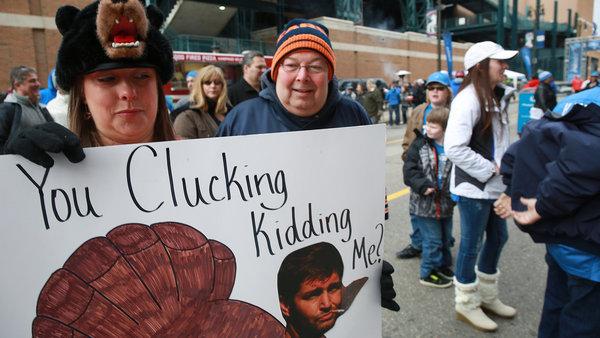 TribVideo's tweet photo. What are #Bears fans thankful for this Thanksgiving? Video by @jkimpictures. http://t.co/IB0Sdd9TGF http://t.co/QrLIhxMsw4