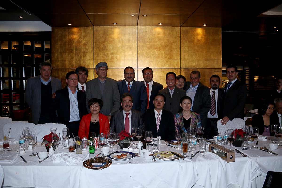 FederacionAJB's tweet photo. El Lic @AlbertoJuarezB durante en recibimiento de la delegación china en el marco del Congreso del Trabajo Nacional. http://t.co/x6YbOWgsFU