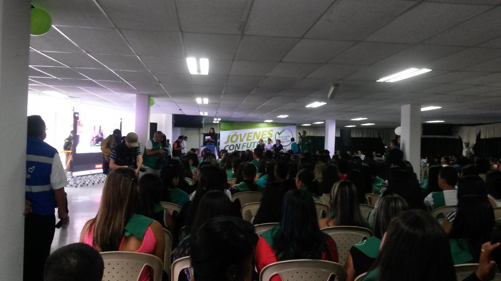 jaytoro's tweet photo. Ceremonia de graduación jóvenes con futuro Yarumal.  Gobernación de Antioquia y SENA CTGI presentes. @sergio_fajardo http://t.co/Y6QJM9eImx