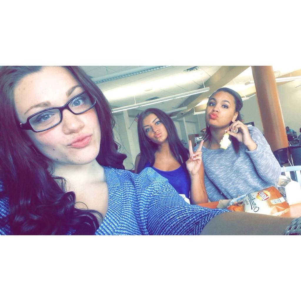 jadeGangone's tweet photo. Thankful for you guys 💕💘 @xkaylax9888 @Lexi_babiee @dejxo #mom #wfvr http://t.co/zOp2oLthwE