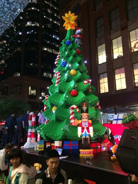 radiodeejay's tweet photo. Incredibile Lego: l'albero di Natale gigante a Sydney, tutto di mattoncini http://t.co/qFJJJ1vwSZ http://t.co/wopn1SEWgL