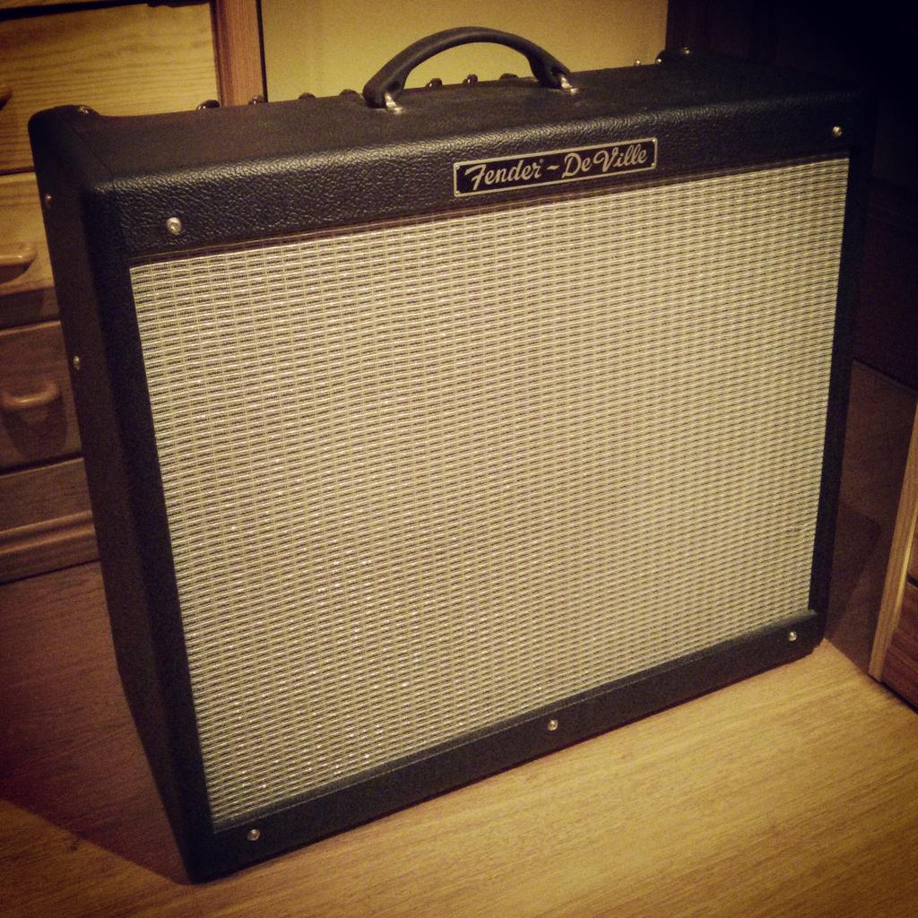 Tacoamps's tweet photo. Service #Fender #HotRodDeville 212 #tubeamps #tech #guitar #classictube http://t.co/595nOptgAP