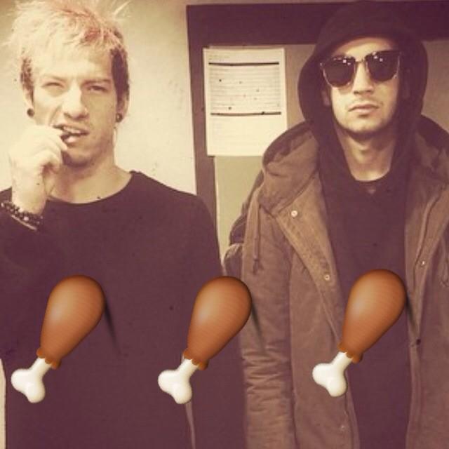 cunty1pilots's tweet photo. Happy thanksgiving to the clique, tyler and josh @tylerrjoseph @joshuadun #twentyonepilots #HappyThanksgiving http://t.co/52RuAj8rrs