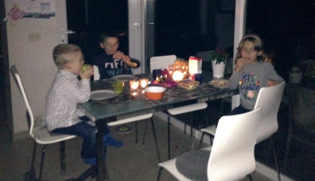 DursinLynn's tweet photo. Wij doen mee aan de #NationaleBlackoutTest van #lampiris http://t.co/cAyFdumXQM