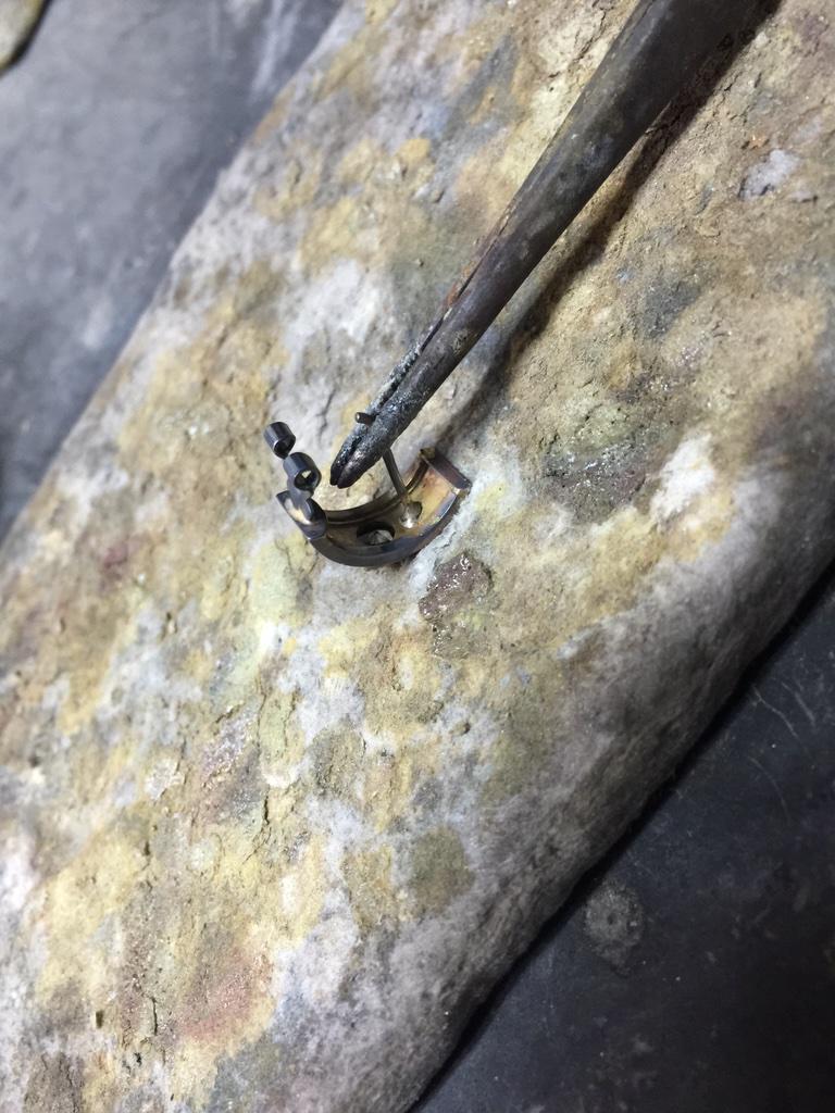 botonesdeplata's tweet photo. Voy a soldar el palillo de este pendiente de oro que esta partido #composturas #joyeria #plateria http://t.co/t03H008z1c