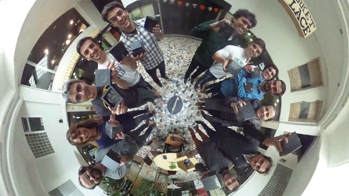 PerceptionHub's tweet photo. ¡Nos acaban de llegar los @gramofonmusic de @martinvars! Hemos hecho una foto 360º para celebrarlo. Thanks! http://t.co/zyFijkNSE0