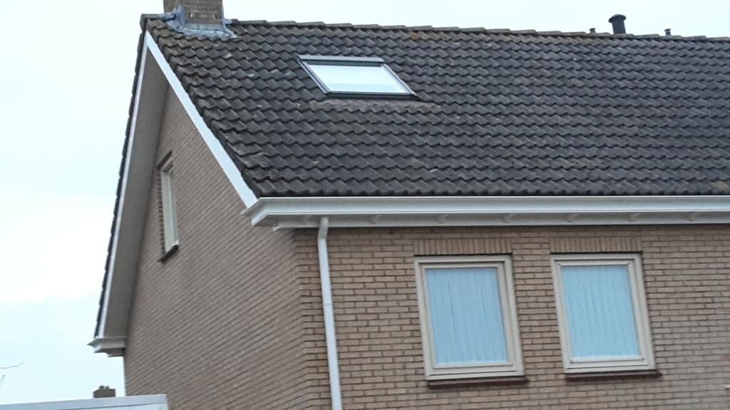Vandaag kunststof dakgoten en overstekken gemonteerd op urk