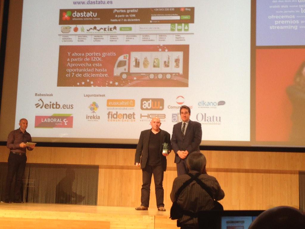 dastatu's tweet photo. RT @Grupo_ATE: Mikel Olaciregui de @Grupo_ATE dando el premio al comercio a @dastatu , Zorionak!! #BuberEitbEus http://t.co/9rEly8bGxk