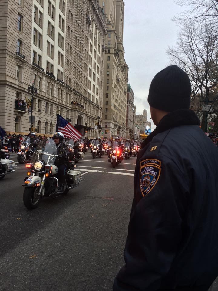 LEExploring's tweet image. Great photo of #Explorer @aguaman_ant at the #thanksgiving day parade! Happy Thanksgiving from us👮 to you👪👬👫