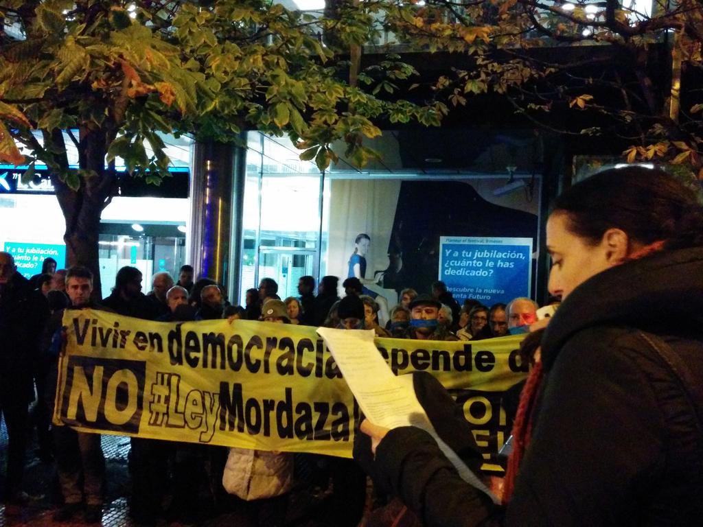 Coordinadora25S's tweet photo. Construyendo resistencia democrática contra el fascismo q es la #leyMordaza frente a delegación del gobierno http://t.co/fe2F3lZPNM