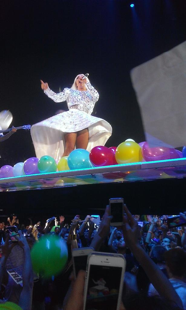MissParpaing's tweet photo. Sometimes a story has no end... ❤❤❤ #FarewellARTPOP #artRAVEParis http://t.co/FTko7CMKWf