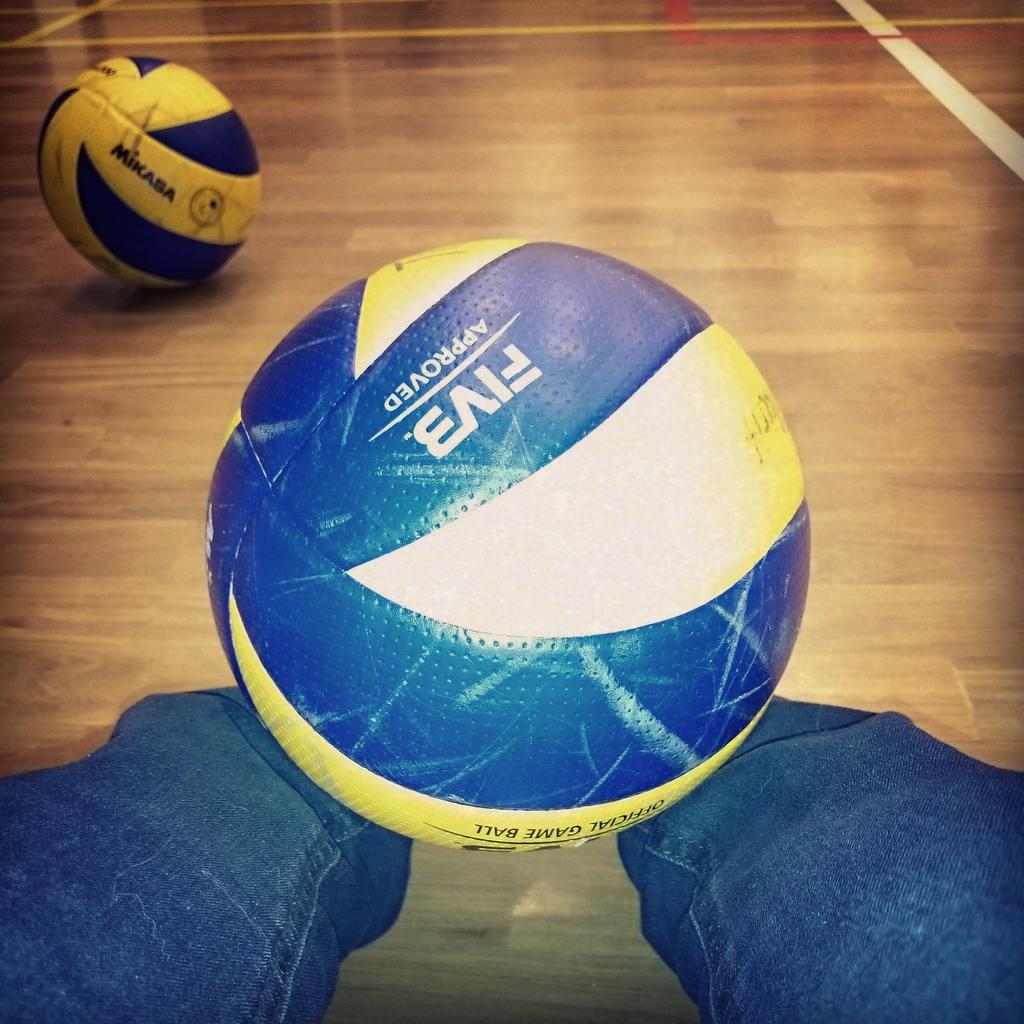 JohannaKoo2's tweet photo. Junnujen treeneissä menee vapaailta mukavasti. #tiikerit #cjunnut #volleyball #tiikerisydän http://t.co/09JNf9hlYW