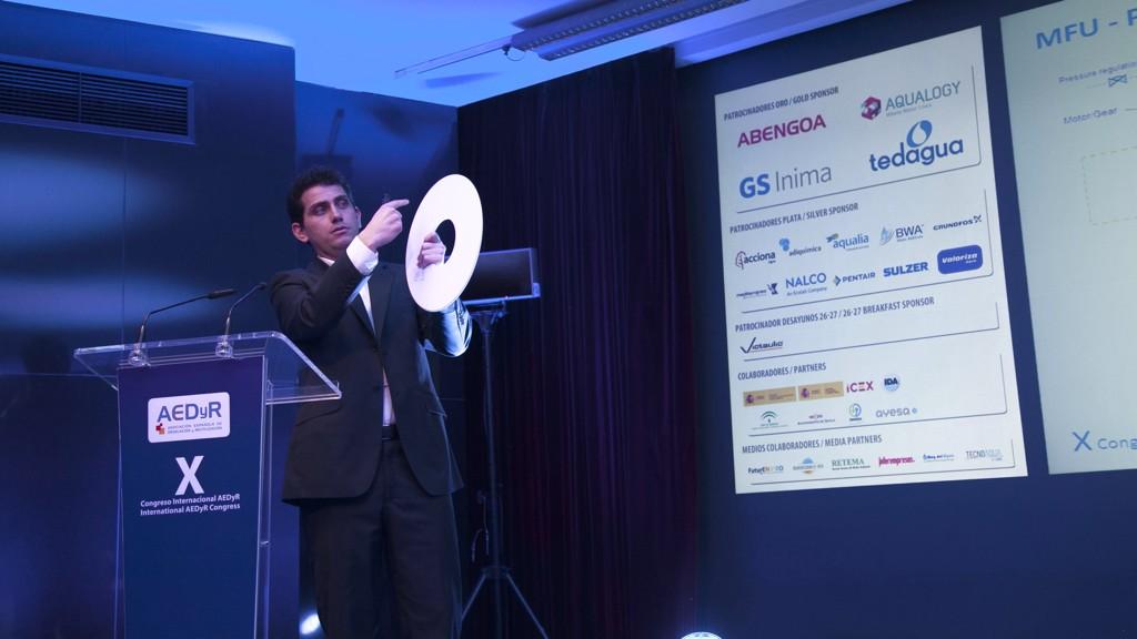 DividendDrips's tweet photo. José A Gil muestra las membranas cerámicas de #MBR de @Grundfos_ES #BioBooster, que no usan aire #AEDyR @FuturEnviro http://t.co/QaRcCFHpmQ