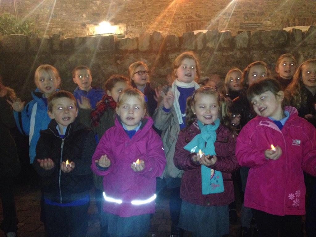 YsgolBroGwydir's tweet photo. Canu gwych yn Bodnant heno! Fantastic singing at Bodnant tonight! #Teimlo'nNadoligaidd http://t.co/jGNzzIuask