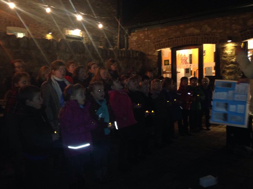YsgolBroGwydir's tweet photo. Canu gwych yn Bodnant heno! Fantastic singing at Bodnant tonight! #Teimlo'nNadoligaidd http://t.co/jGNzzIuask