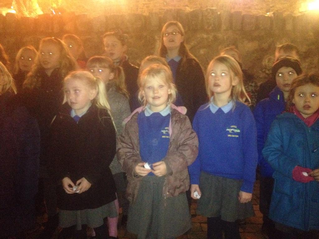 YsgolBroGwydir's tweet photo. Canu gwych yn Bodnant heno! Fantastic singing at Bodnant tonight! #Teimlo'nNadoligaidd http://t.co/jGNzzIuask
