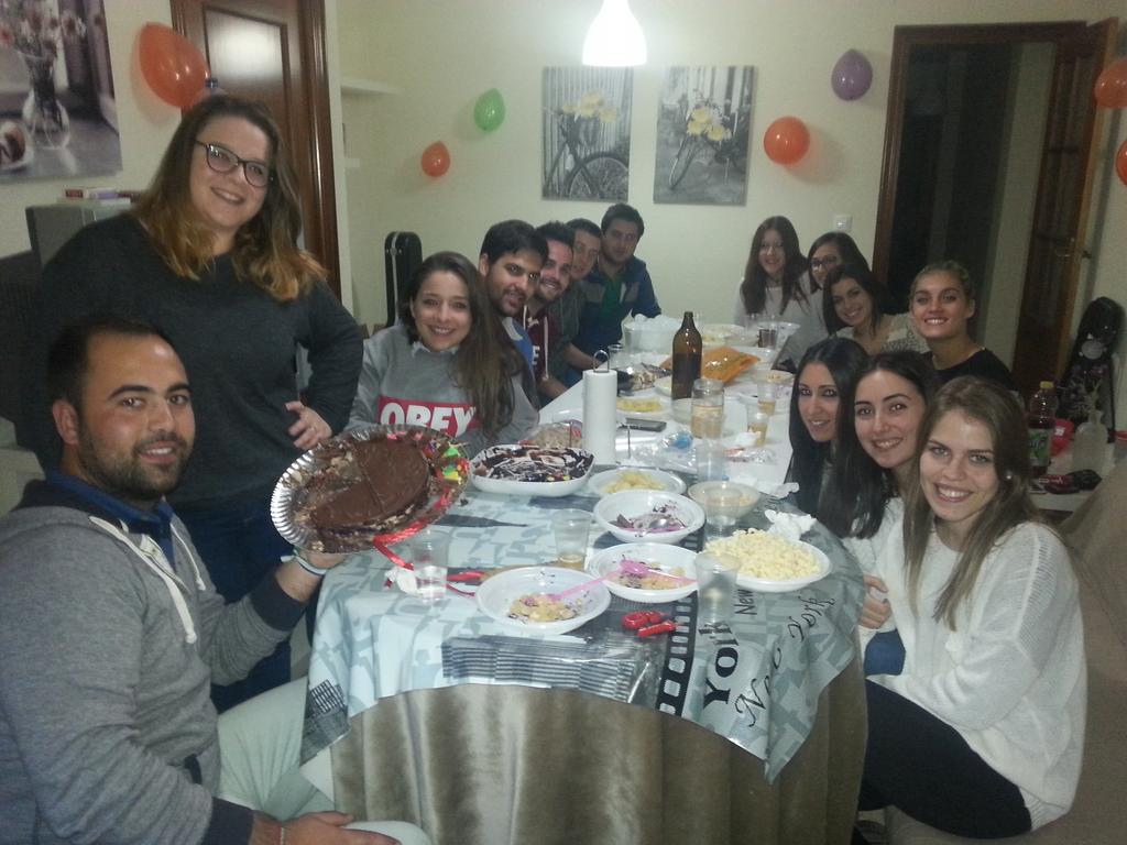 Esta gente deberían ser eternos . Mil gracias por la tarde que me estaís dando😘❤🎂