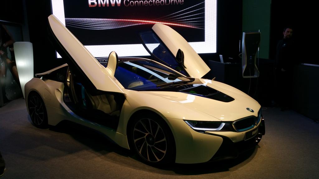 uriondo's tweet photo. El i8 de BMW. Parece la cabeza de un robot... http://t.co/fStrBiBVq3