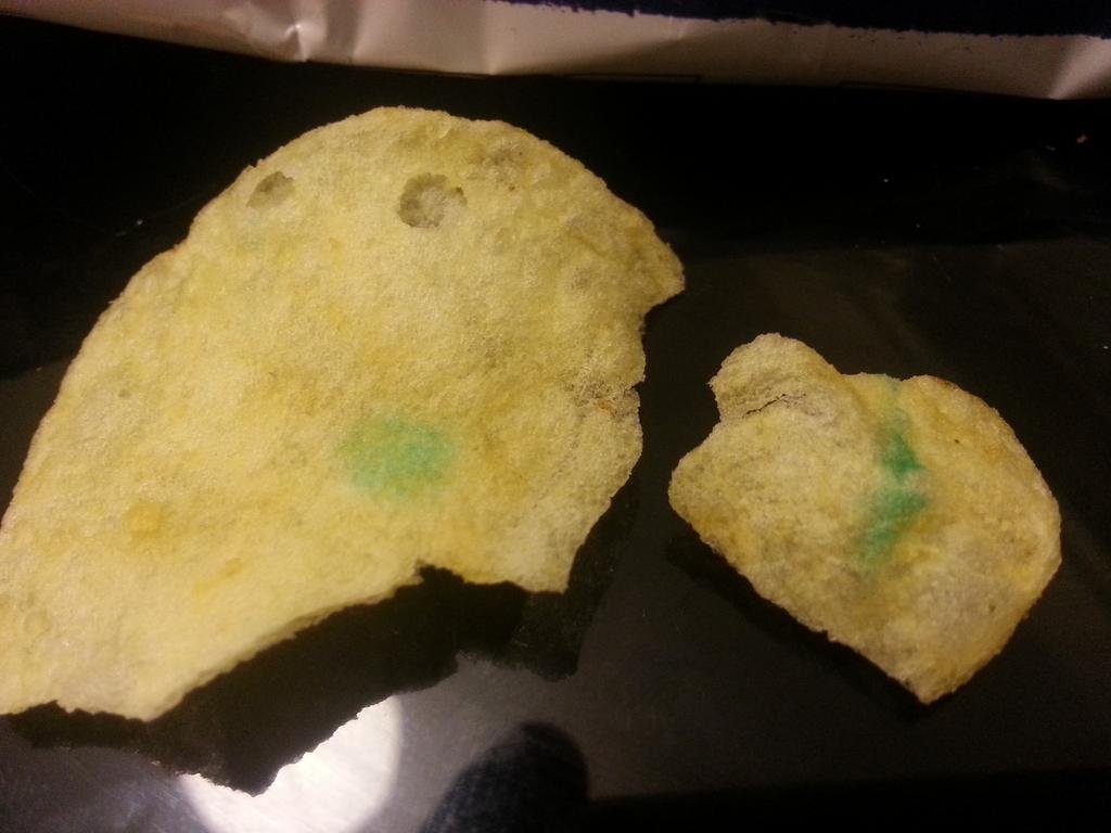sean_reddington's tweet photo. @walkers_crisps was enjoying a pack of cheese an onion today and found green/blue stains on me crisps! #notcool http://t.co/DSurqKUKib
