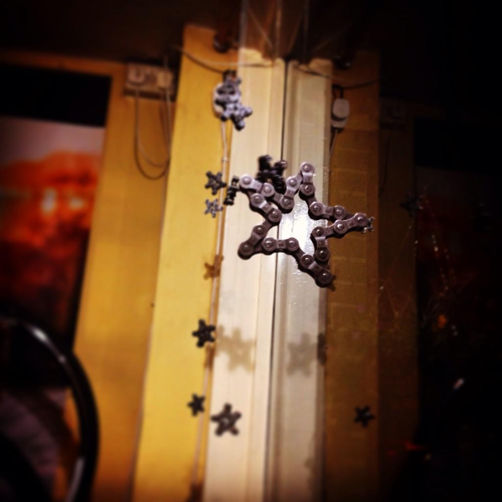 Harpendencycles's tweet photo. Our handmade bicycle chain window display stars... Come and see them finished #FestiveFriday 🚲 http://t.co/Bmwb5Ne4GQ