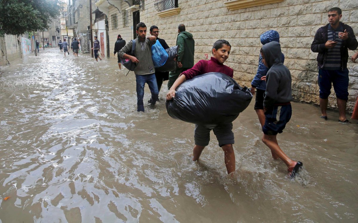 CatrinNye's tweet photo. UN agency declares state of emergency in #Gaza due to flooding http://t.co/MMWsyhipGC http://t.co/1Fx7RTmN7O