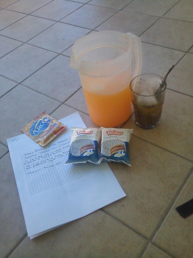 MaturanaAyelen's tweet image. Siiiii , #ÚltimoTP del año, #teres #alfajor :3