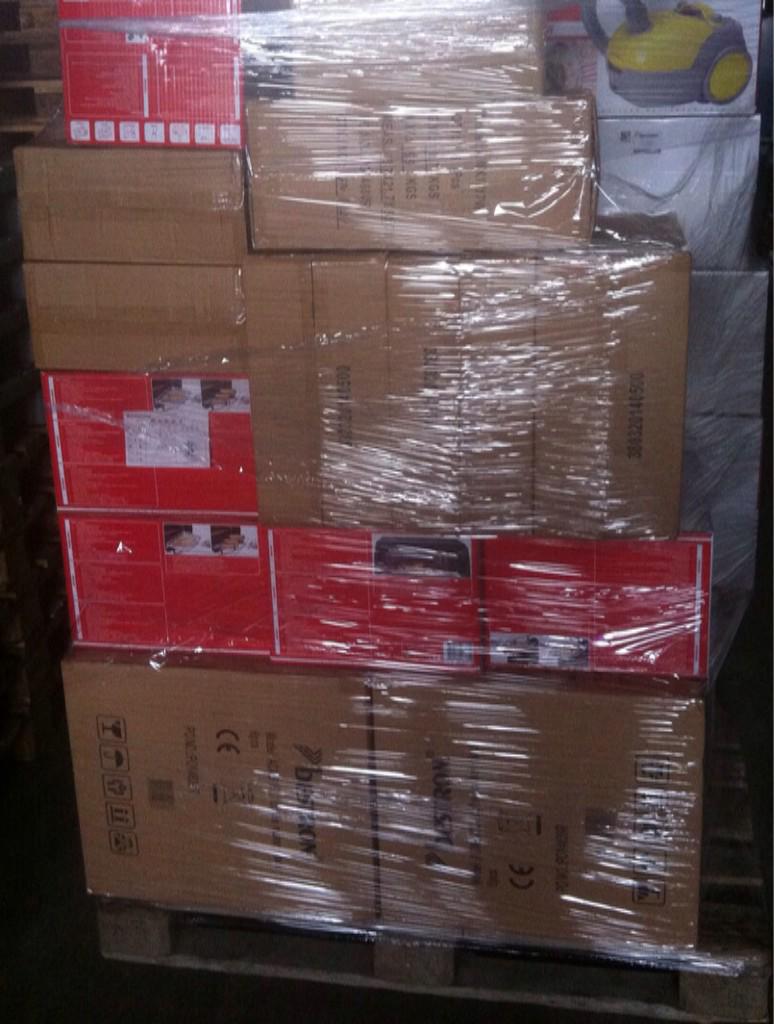 Anonieme gift voor de Voedselbank: 24 waterkokers, 24 koffiezetapp, 24 föhns, 10 ovens, 10 stofzuigers enz! GEWELDIG!