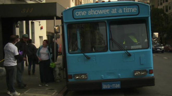 bbcbrasil's tweet image. Onibus oferece banho a sem-teto em São Francisco. Objetivo é &quot;resgatar dignidade&quot;. bbc.in/1yhfKz4