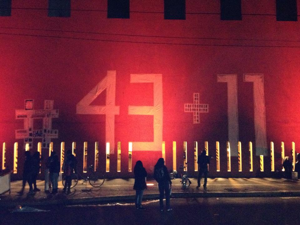 arte4311's tweet photo. Ayer por la noche se realizó un mural en la entrada principal del CNA http://t.co/VirUsgfNwF