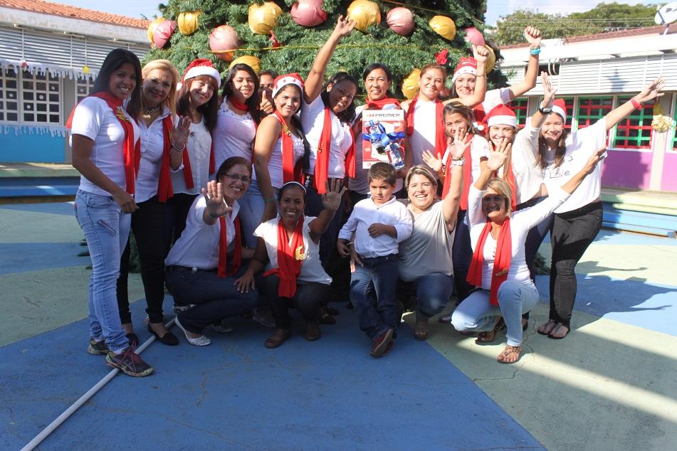 FRNSAragua's tweet photo. Trabajadores de @FRNSAragua dieron la bienvenida a las tradiciones decembrinas @rodainamer http://t.co/83tvPh89JG