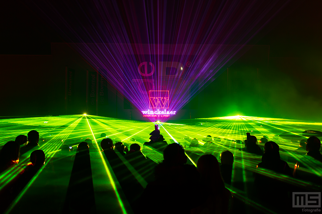strijeninfo's tweet image. Feestelijke #opening van #debommelmeubelen @debommel @debommelmeubel #winckelaer  vanavond in #strijen met #lasershow