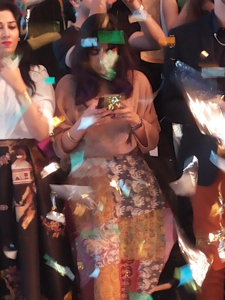 MalihaRehman's tweet image. Wish I&apos;d taken a clearer picture of @siddysays love her @SonyaBattla2 ensemble #finaleconfetti #superblogger #FPWAW14