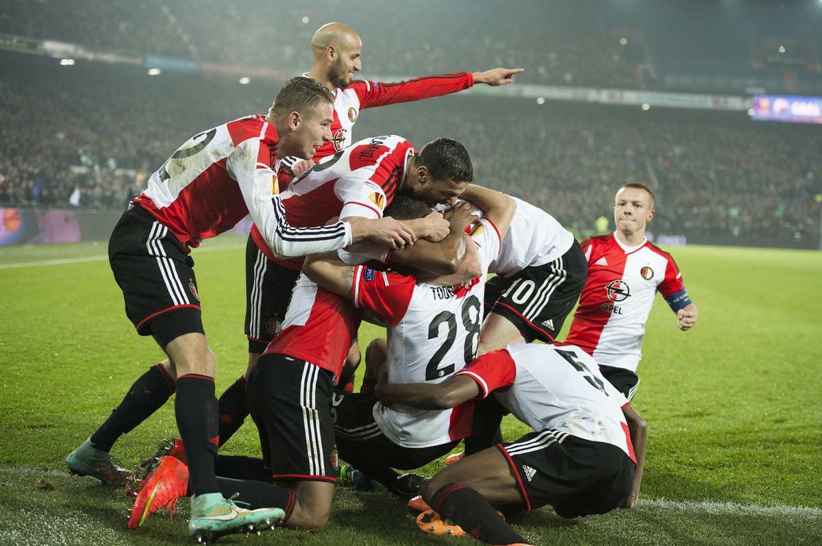 JordyClasie's tweet photo. Geweldige avond! Overwinteren in Europa. Trots om aanvoerder te zijn van dit team! #feyenoord #FEYsev #EuropaLeague http://t.co/hAMBUbFRFy