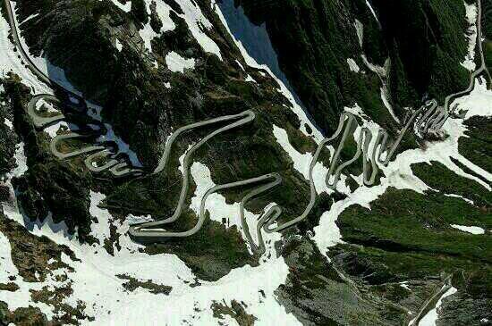 amantes_cycling's tweet photo. San Gottardo (Suiza) / Altitud 2108 m / Longitud 15km/ Pendiente  Media 6,4% / Una auténtica obra de ingenieria http://t.co/NhK6YhAtKe